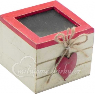 větší čtvercová barevná dřevěná krabička se srdíčkem a červeným lemováním II.