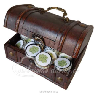 Střední dřevěná dárková truhla naplněná mini čokoládami s motivem čtyřlístků