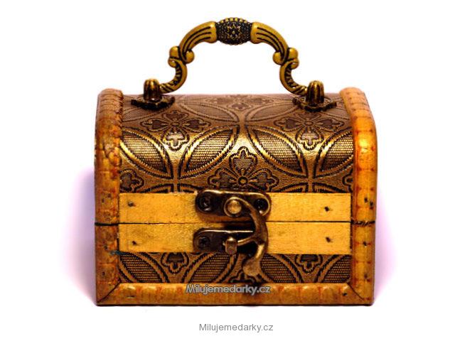 dřevěná truhlička malá se čtyřlístky a ornamenty II.