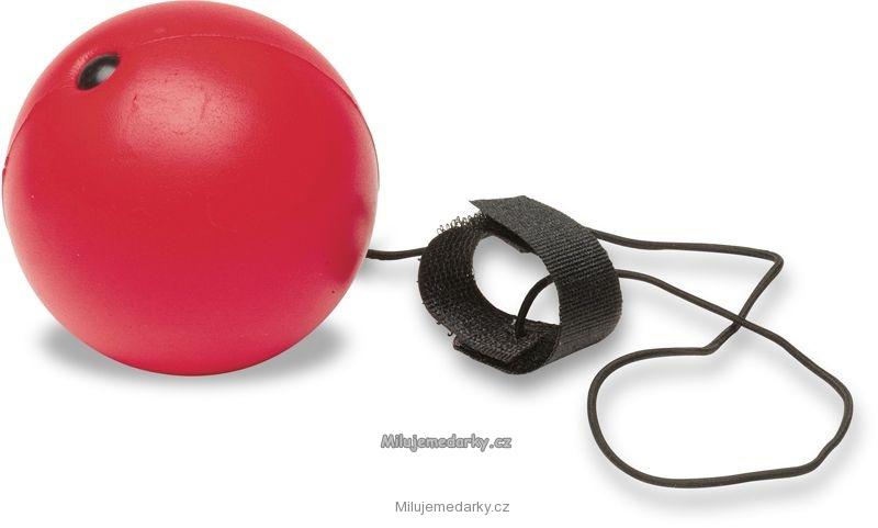 Červený míček na elastické šňůrce jako antistress