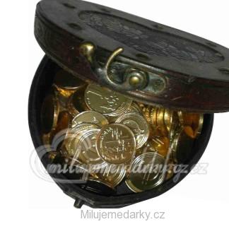 Svatební dřevěná truhlička ve tvaru srdce naplněná čokoládovými mincemi