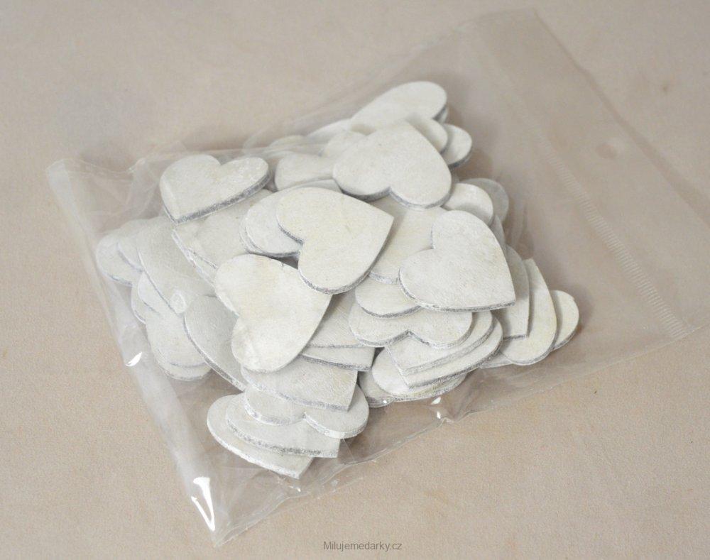 Balíček bílých dřevěných dekoračních srdíček, cca 50 ks, 3,5cm