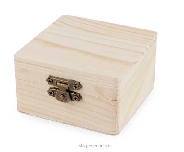 Menší přírodní dřevěná truhlička, vhodná k dozdobení, 8x8cm