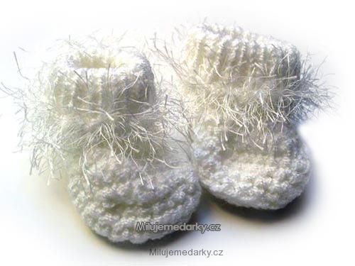 ručně pletené bílé botičky s třásněmi