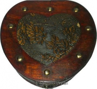 dřevěná truhlička ve tvaru srdce zdobená ornamety a nýty