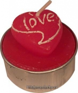 velká červená čajová svíčka ve tvaru srdce s potiskem LOVE