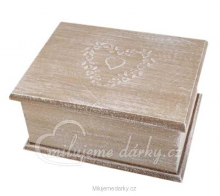 Svatební dřevěná dárková krabička stylu vintage se srdcem naplněná čoko mincemi