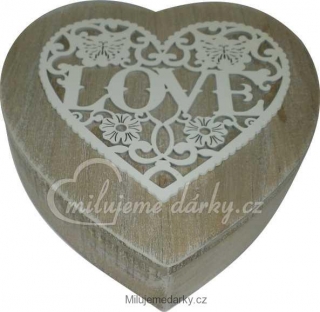 Dárková dřevěná truhlička ve tvaru srdce s ornamenty a plastickým LOVE
