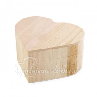 menší přírodní dřevěná krabička ve tvaru srdce 