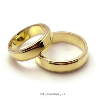 2 zlaté snubní prstýnky - svatební dekorace