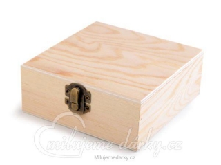 jednoduchá menší přírodní čtvercová dřevěná krabička ze světlého dřeva