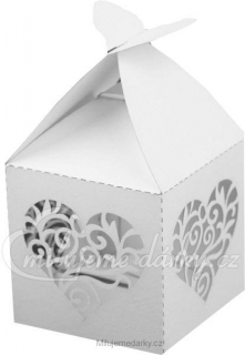 Menší bílá dárková krabička s filigránovým designem do tvaru srdce
