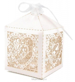 Menší bílá dárková krabička s filigránovým vintage designem do tvaru srdce