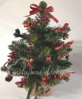 Mini vánoční stromek zdobený miniaturními vánočními ozdobami ve tvaru figurek
