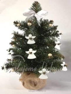 Mini vánoční stromek zdobený bílými dřevěnými andílky
