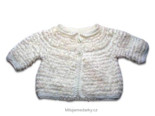 ručně pletený dětský svetr pruhovaný bílý, zapínání na knoflíky- 68