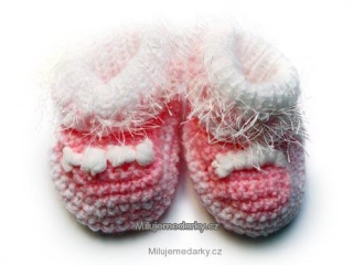ručně pletené růžové botičky - capáčky s třásněmi