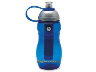 modrá plastová lahev na pití s chladící vložkou