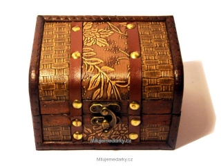 menší dřevěná truhlička s ornamenty nýtovaná II.