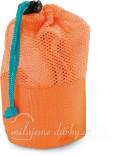 oranžový sportovní ručník v obalu se síťovinou