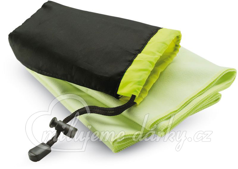 světle zelený sportovní ručník v nylonovém sáčku